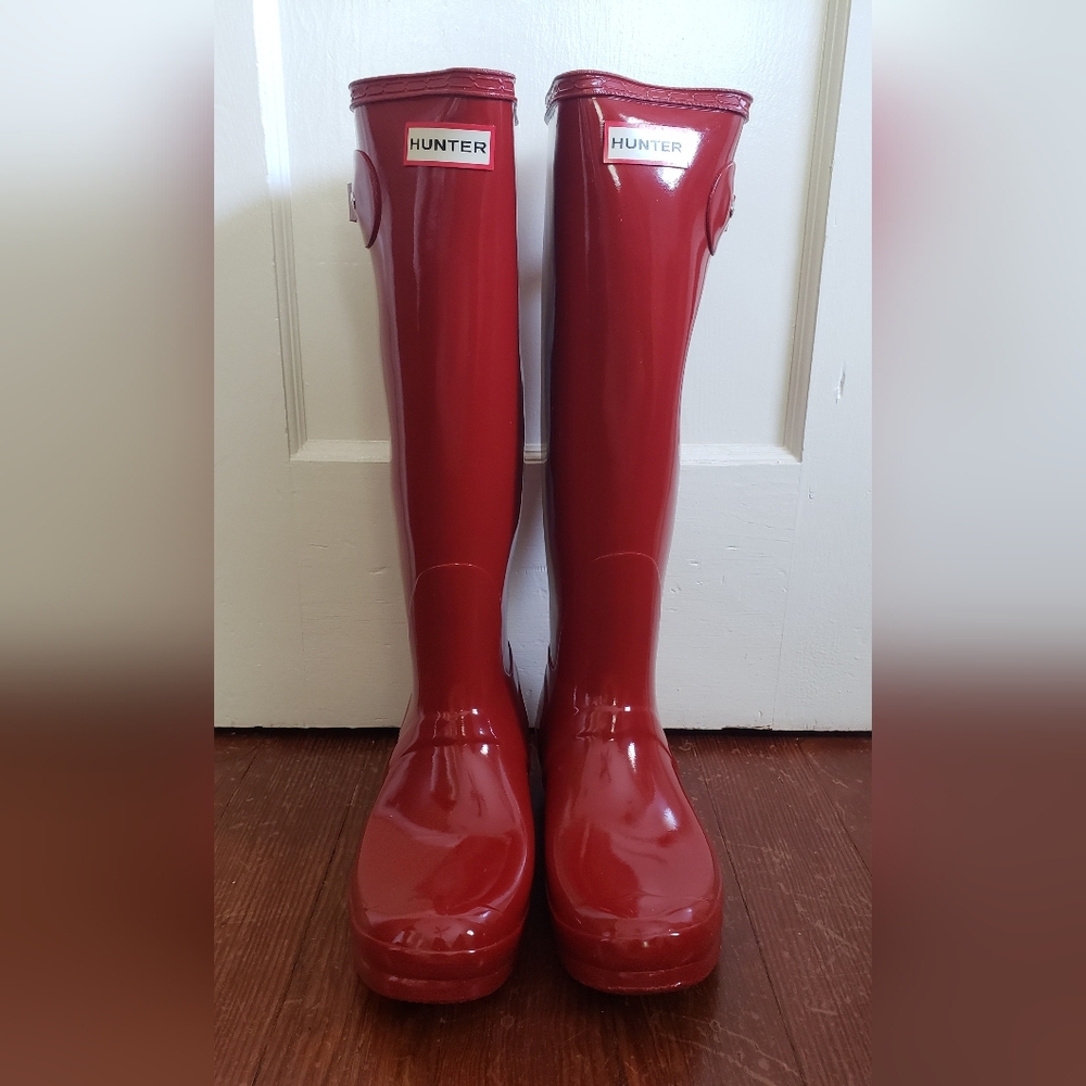 NWT - Hunter Original Tall Gloss Rain Boots - Red, Size 9